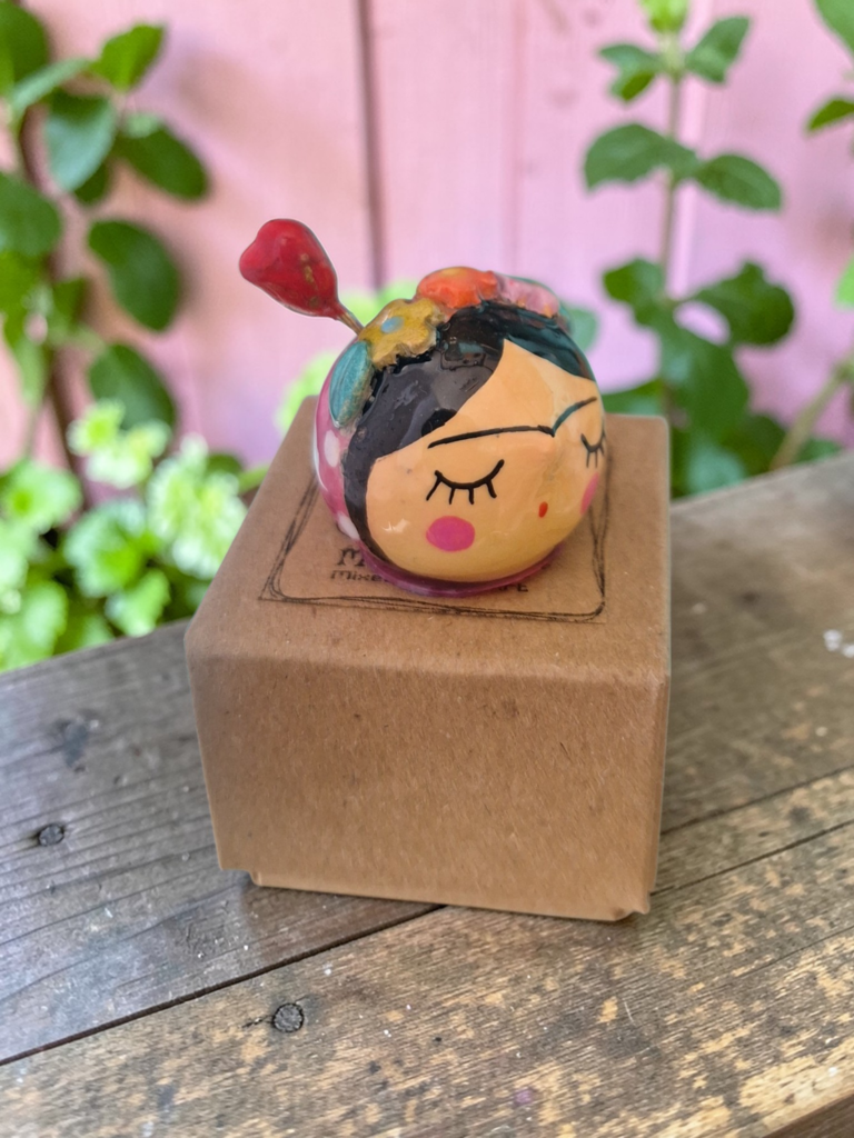 Χειροποίητη μινιατούρα Frida Kahlo, ιδιαίτερο δώρο για δασκάλα που αγαπά την τέχνη και τη δημιουργικότητα.