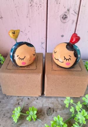 Χειροποίητες μινιατούρες Mr. Heart και Mrs. Yellow Bird, δώρο για δασκάλα με παιχνιδιάρικη αισθητική.