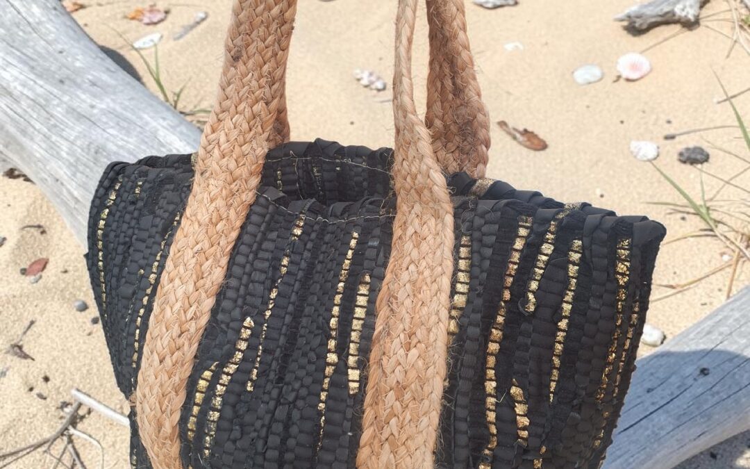 Oversized μαύρη τσάντα παραλίας rag με χρυσαφί λεπτομέρειες στην ύφανση.