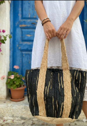 Λεπτομέρεια ύφανσης oversized τσάντας παραλίας με μαύρο και χρυσαφί σχέδιο.